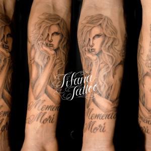 女性と教会のチカーノ・タトゥー