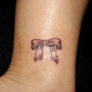 リボンのワンポイントタトゥー