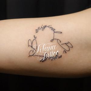 ハート型のレタリングタトゥー