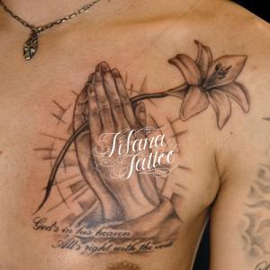 百合の花を持つ合掌のタトゥー