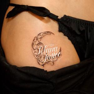 三日月のトライバルタトゥー