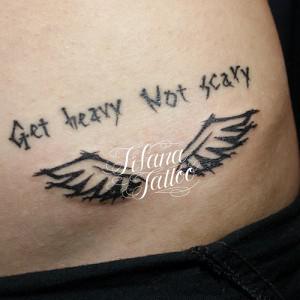 落書き風な翼のタトゥー