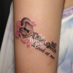 鍵とリボンのガールズタトゥー