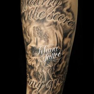 スカル|ドクロと文字のタトゥー