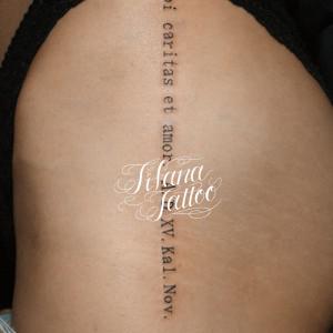 聖歌の歌詞のタトゥー