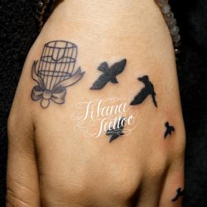 鳥かごから羽ばたく鳥のタトゥー