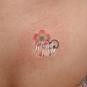 桜と星座の記号のガールズタトゥー