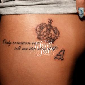 王冠と文字のタトゥー