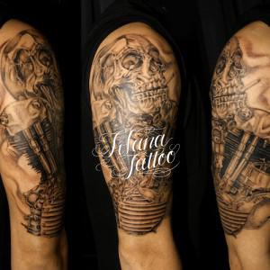 スカルとエンジンのタトゥー