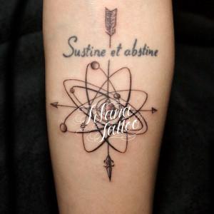 矢と太陽系のタトゥー