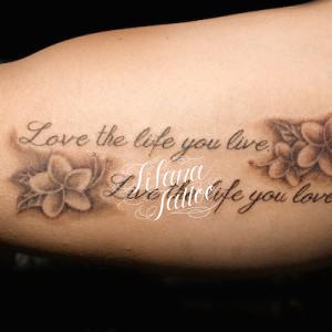 プルメリアとメッセージのタトゥー