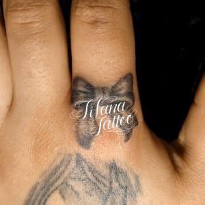 リボンのガールズタトゥー