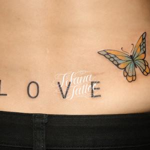 蝶と文字のガールズタトゥー