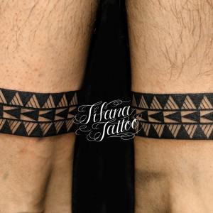 シンメトリーなトライバルタトゥー