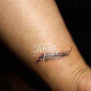 羽のワンポイントタトゥー