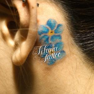 青いプルメリアのワンポイントタトゥー