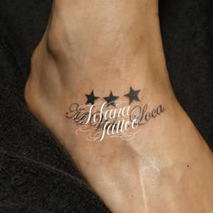 文字と星のタトゥー