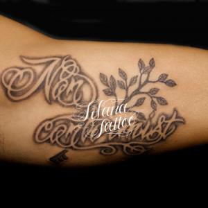 文字と植物のタトゥー