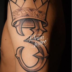 数字と王冠のタトゥー