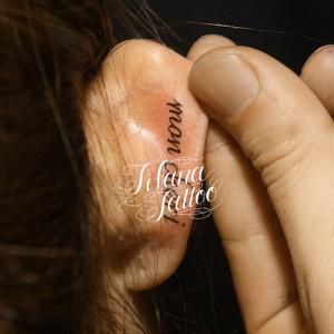 耳のレタリングタトゥー