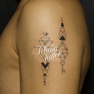 図形が連なる幾何学模様のタトゥー