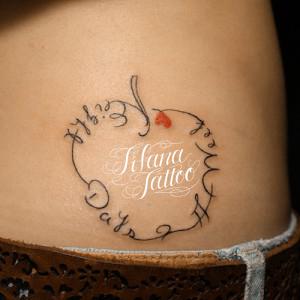 文字でリンゴのタトゥー