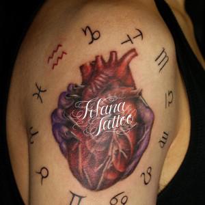 心臓と星座のマークのタトゥー