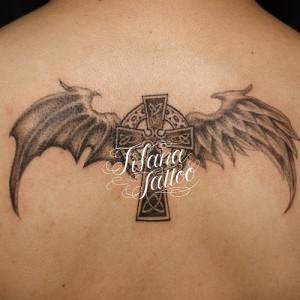 ケルト・クロスと翼のタトゥー