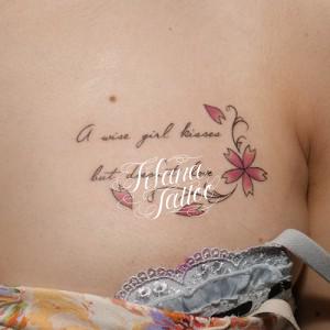 桜と文字のタトゥー