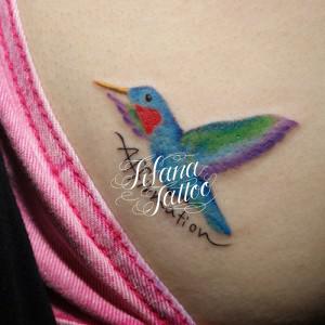 ハチドリと文字のタトゥー