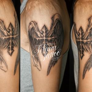 クロス|翼のタトゥー