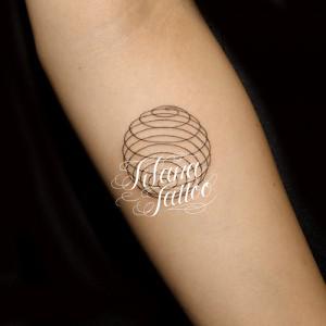 幾何学模様の円形タトゥー