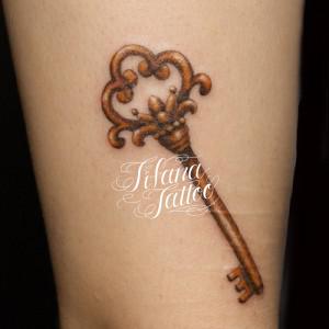 ゴールドな鍵のタトゥー