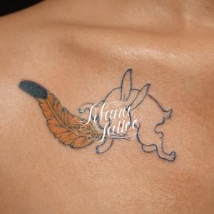 兎と羽のタトゥー