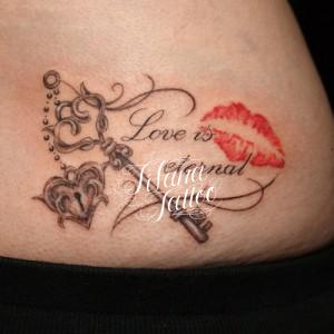 鍵|文字|キスマークのタトゥー