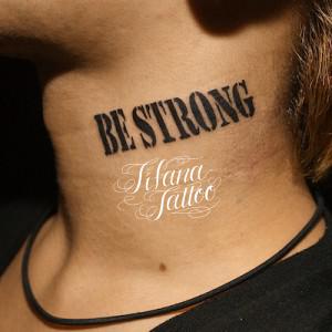 首のレタリングタトゥー