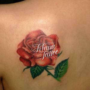 赤い薔薇のタトゥー