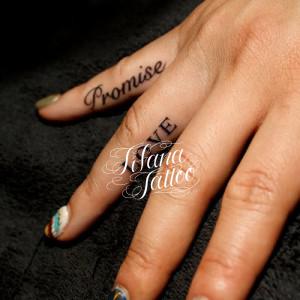 文字のワンポイントタトゥー