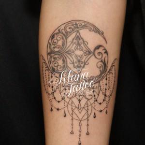 月を装飾したガールズタトゥー