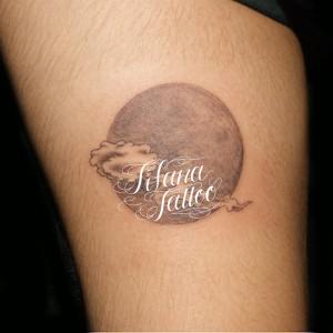 雲がかかった月のタトゥー