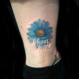 ガーベラの花のガールズタトゥー