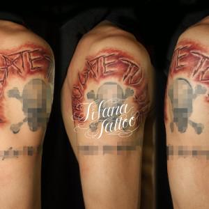 切り傷のレタリングタトゥー