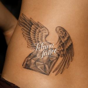 ダイヤと羽のタトゥー