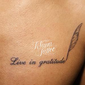 文字|羽のタトゥー