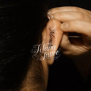 耳のレタリングタトゥー