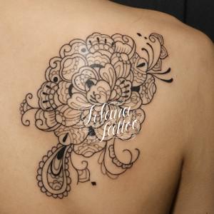 ペイズリー柄な牡丹のタトゥー