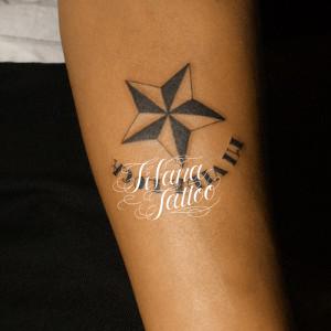 星とフレーズのタトゥー