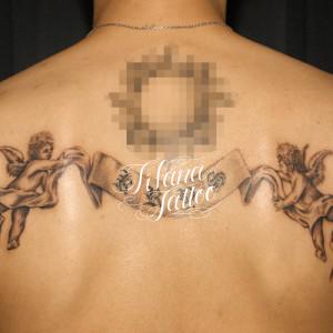 バナーを持った天使のタトゥー