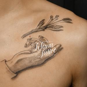 手と草のタトゥー