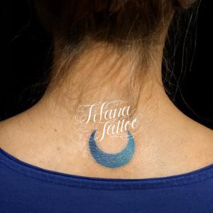 青い月のワンポイントタトゥー